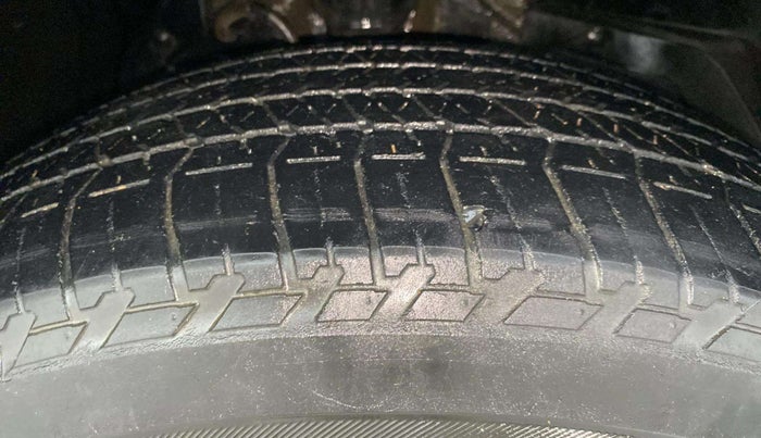 2015 Mahindra XUV500 W10, Diesel, Manual, 1,19,347 km, Right Front Tyre Tread