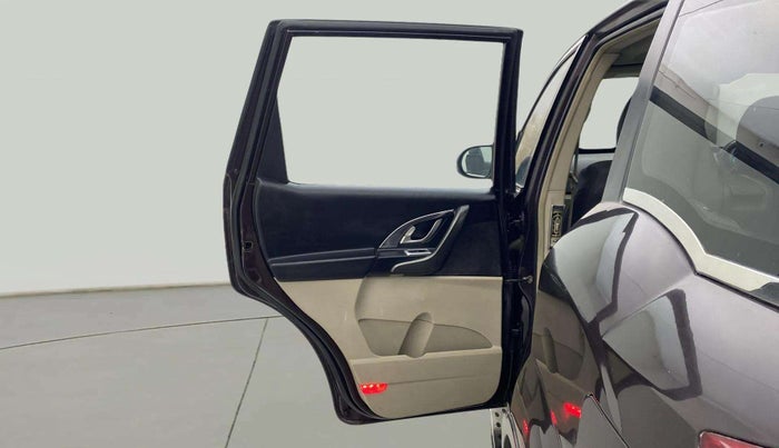 2015 Mahindra XUV500 W10, Diesel, Manual, 1,19,347 km, LHS Rear Door
