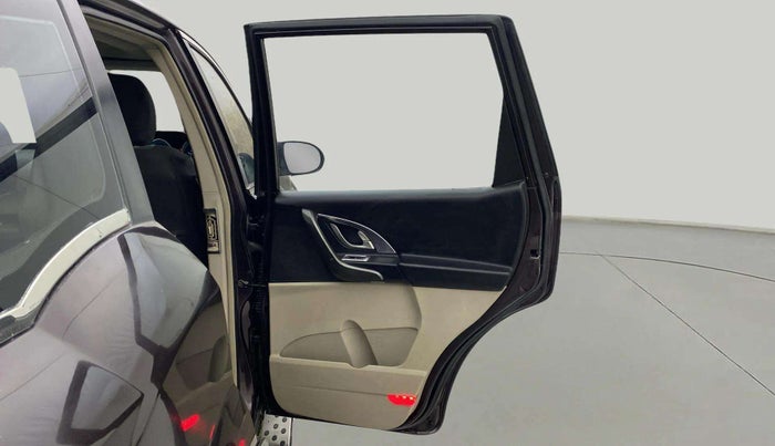 2015 Mahindra XUV500 W10, Diesel, Manual, 1,19,347 km, RHS Rear Door