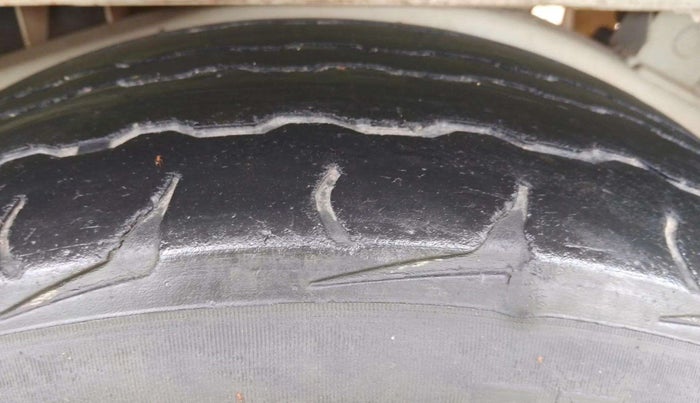 2019 Mahindra Bolero POWER PLUS SLX, CNG, Manual, 63,220 km, Right Rear Tyre Tread