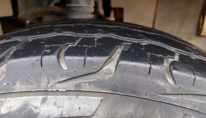 2019 Mahindra Bolero POWER PLUS SLX, CNG, Manual, 63,220 km, Right Front Tyre Tread