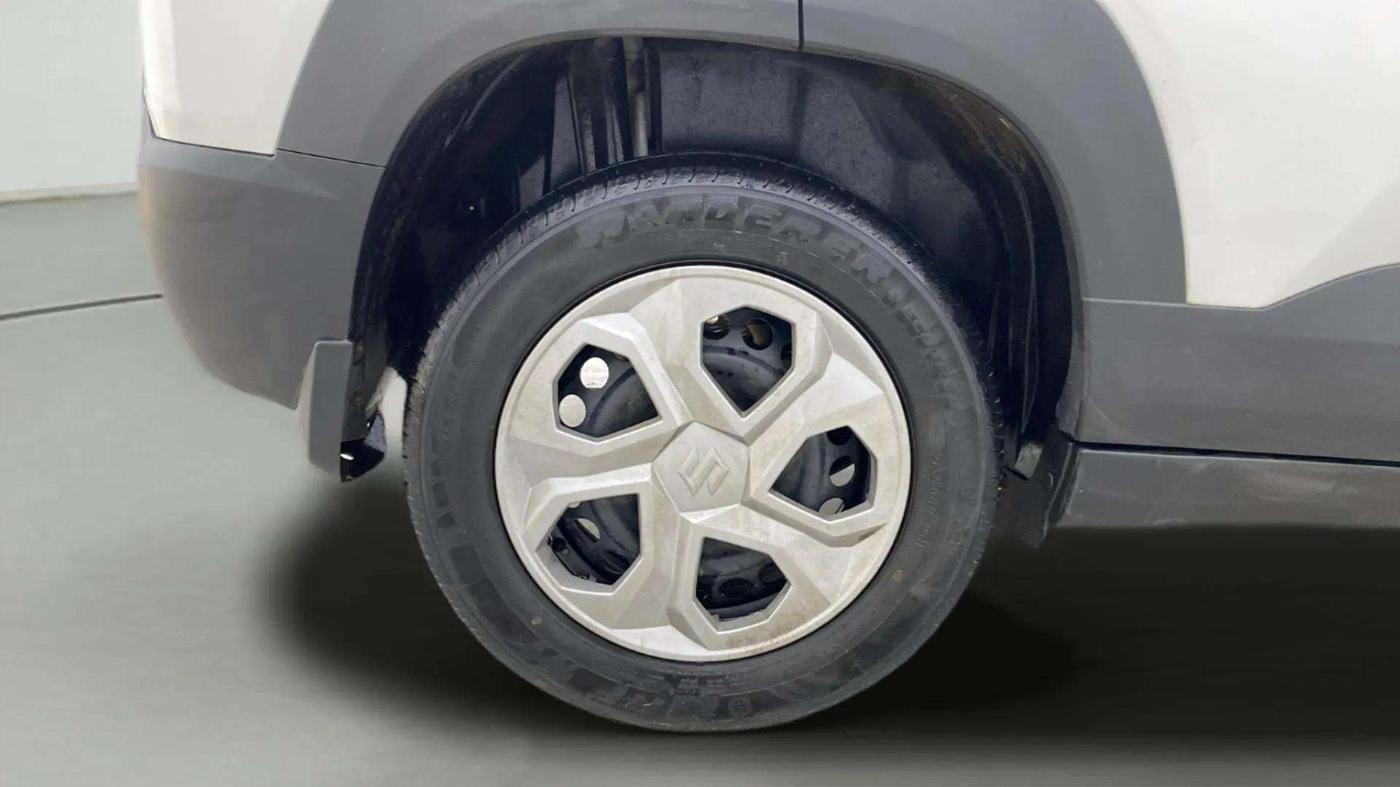 2022 Maruti BREZZA VXI SMART HYBRID, Petrol, Manual, 39,637 km, Right Rear Wheel