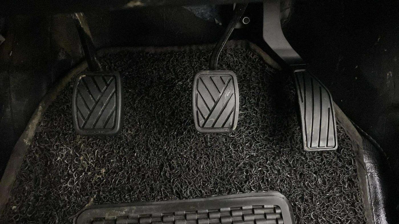 2022 Maruti BREZZA VXI SMART HYBRID, Petrol, Manual, 39,637 km, Pedals