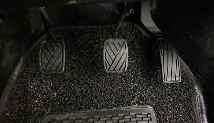 2022 Maruti BREZZA VXI SMART HYBRID, Petrol, Manual, 39,637 km, Pedals