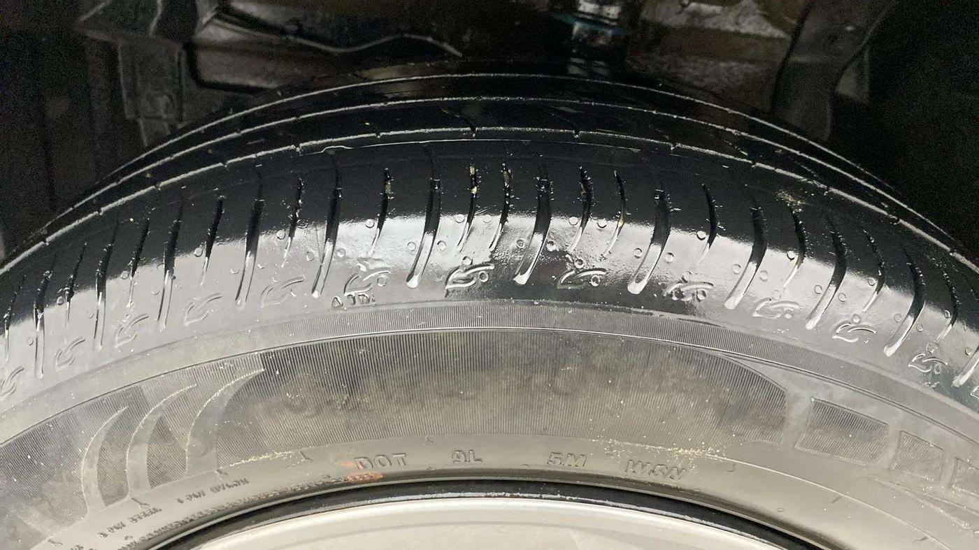 2022 Maruti BREZZA VXI SMART HYBRID, Petrol, Manual, 39,637 km, Left Front Tyre Tread