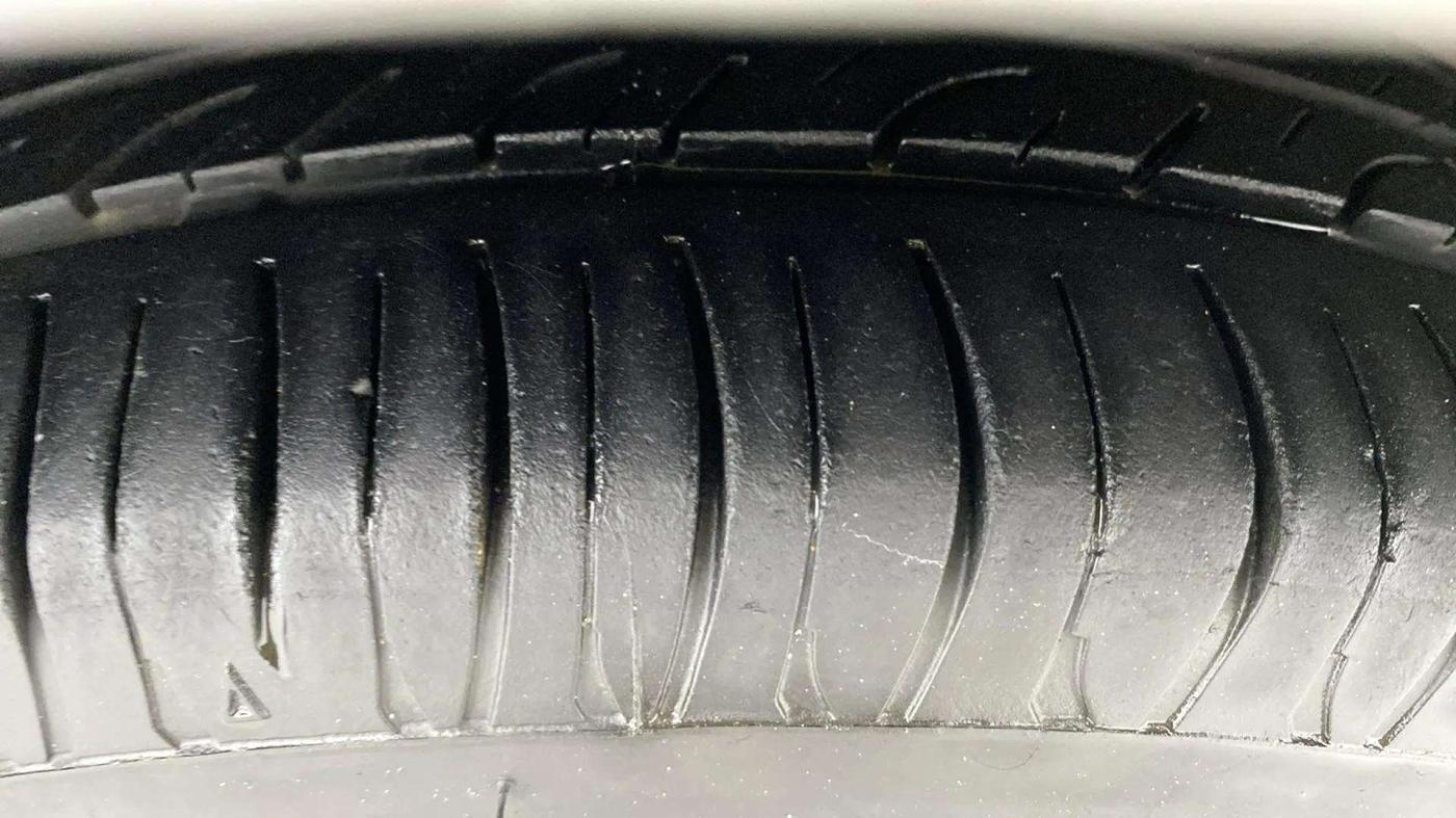 2013 Hyundai Eon MAGNA +, Petrol, Manual, 77,275 km, Right Front Tyre Tread