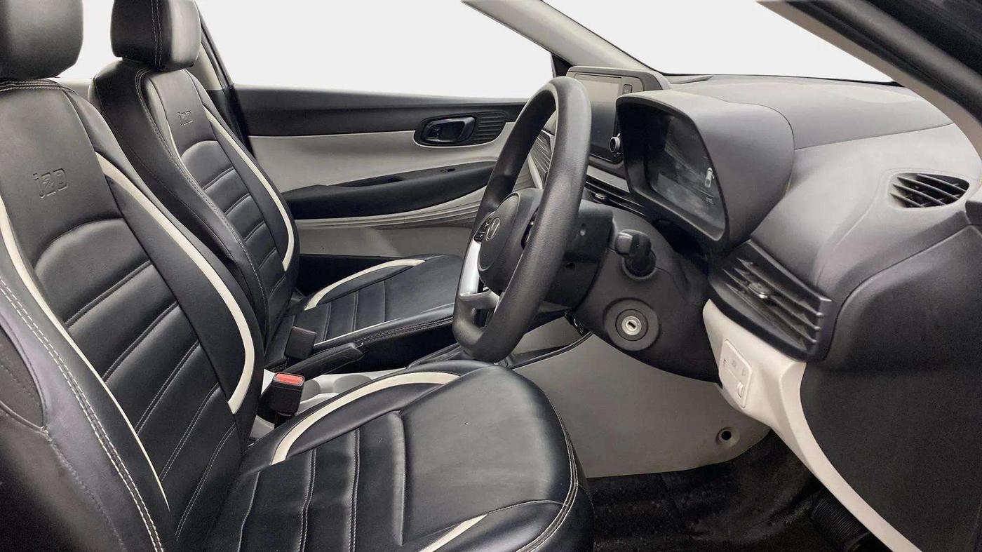 2023 Hyundai NEW I20 Sportz 1.2 IVT, Petrol, Automatic, 33,524 km, Right Side Front Door Cabin