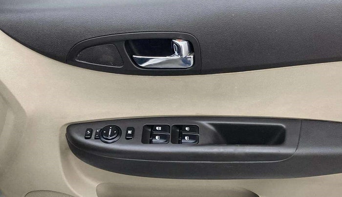 2014 Hyundai i20 SPORTZ 1.2, Petrol, Manual, 70,599 km, Driver Side Door Panels Control
