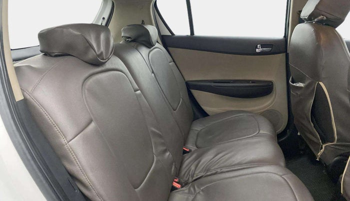 2014 Hyundai i20 SPORTZ 1.2, Petrol, Manual, 70,599 km, Right Side Rear Door Cabin