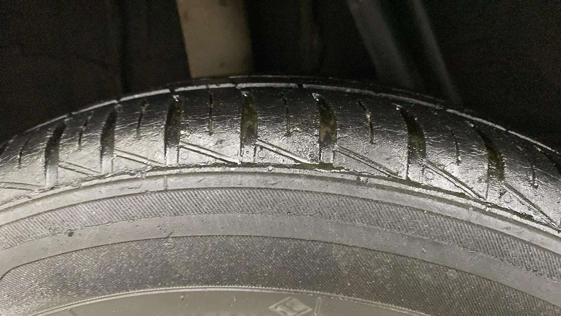 RHS-Rear-Tyre-Tread-19