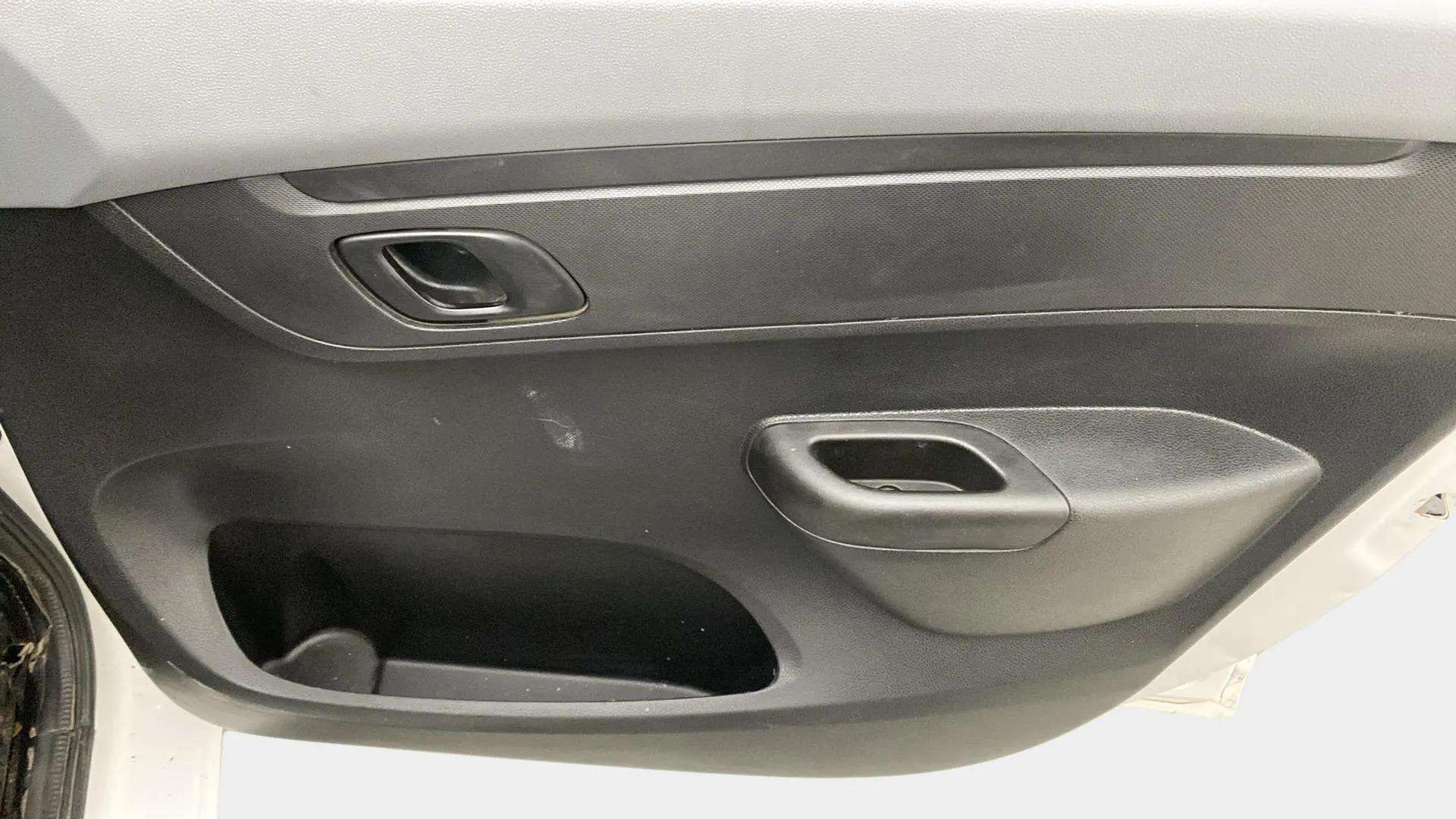 Driver-side-door-panel-control-39