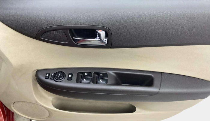 2014 Hyundai i20 SPORTZ 1.2, Petrol, Manual, 66,892 km, Driver Side Door Panels Control