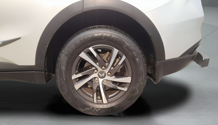 2022 Mahindra XUV700 AX 5 P MT 5 STR, Petrol, Manual, 47,612 km, Left Rear Wheel