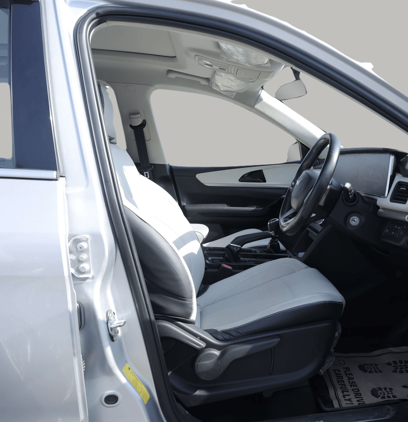 2022 Mahindra XUV700 AX 5 P MT 5 STR, Petrol, Manual, 47,612 km, Right Side Front Door Cabin