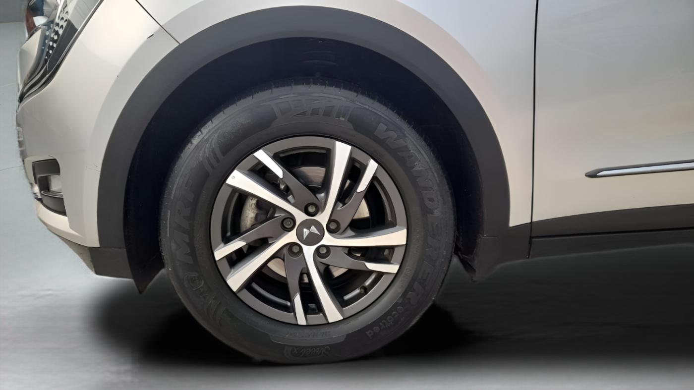2022 Mahindra XUV700 AX 5 P MT 5 STR, Petrol, Manual, 47,612 km, Left Front Wheel