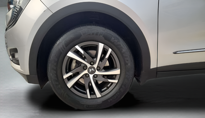 2022 Mahindra XUV700 AX 5 P MT 5 STR, Petrol, Manual, 47,612 km, Left Front Wheel