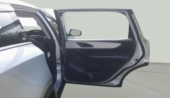 2022 Mahindra XUV700 AX 5 P MT 5 STR, Petrol, Manual, 47,602 km, RHS Rear Door