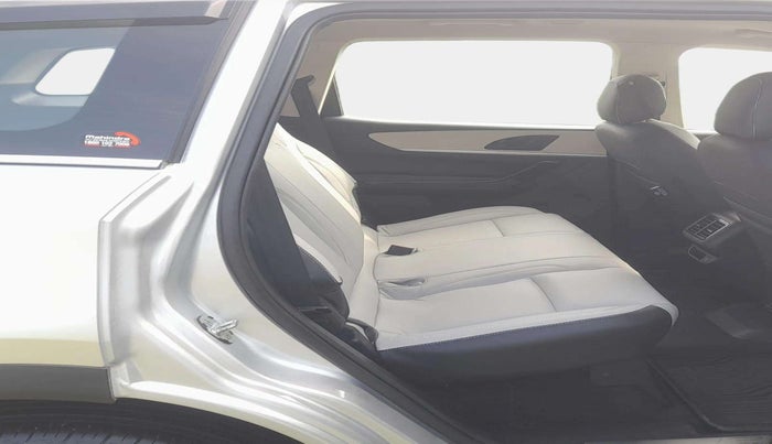 2022 Mahindra XUV700 AX 5 P MT 5 STR, Petrol, Manual, 47,602 km, Right Side Rear Door Cabin