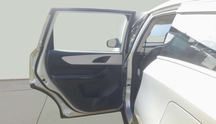 2022 Mahindra XUV700 AX 5 P MT 5 STR, Petrol, Manual, 47,602 km, LHS Rear Door