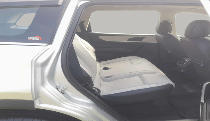 2022 Mahindra XUV700 AX 5 P MT 5 STR, Petrol, Manual, 47,602 km, Right Side Rear Door Cabin
