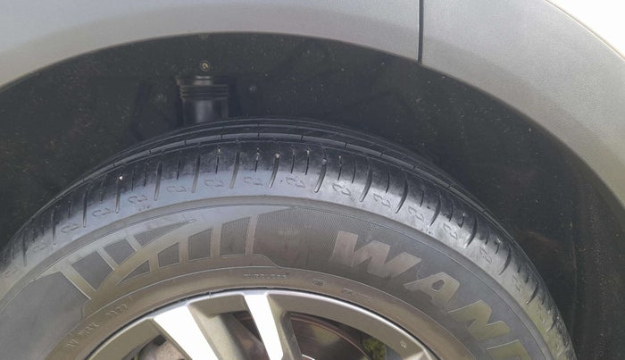 2022 Mahindra XUV700 AX 5 P MT 5 STR, Petrol, Manual, 47,602 km, Right Rear Tyre Tread