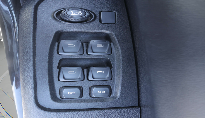 2022 Mahindra XUV700 AX 5 P MT 5 STR, Petrol, Manual, 47,612 km, Driver Side Door Panels Control