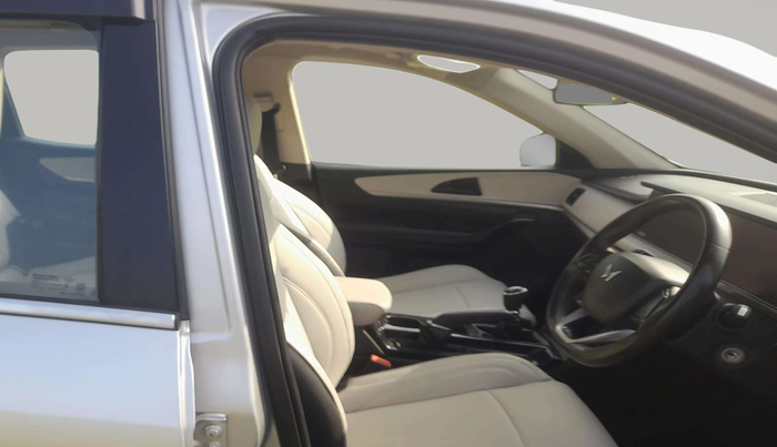 2022 Mahindra XUV700 AX 5 P MT 5 STR, Petrol, Manual, 47,602 km, Right Side Front Door Cabin