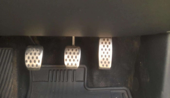 2022 Mahindra XUV700 AX 5 P MT 5 STR, Petrol, Manual, 47,602 km, Pedals