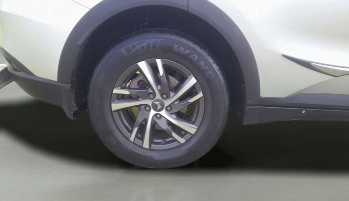 2022 Mahindra XUV700 AX 5 P MT 5 STR, Petrol, Manual, 47,602 km, Right Rear Wheel