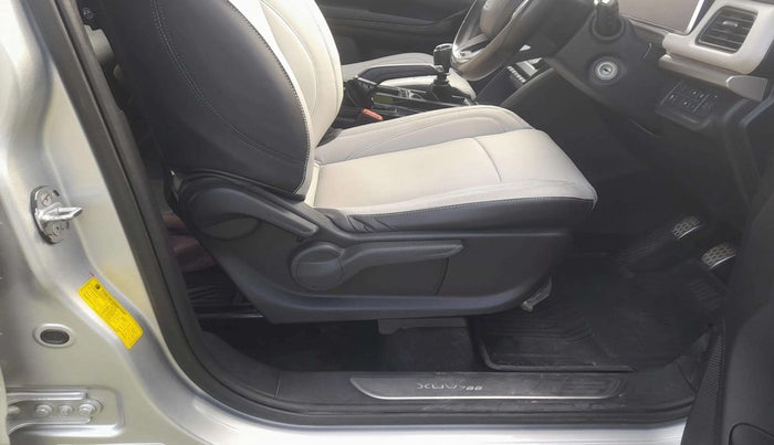 2022 Mahindra XUV700 AX 5 P MT 5 STR, Petrol, Manual, 47,602 km, Driver Side Adjustment Panel