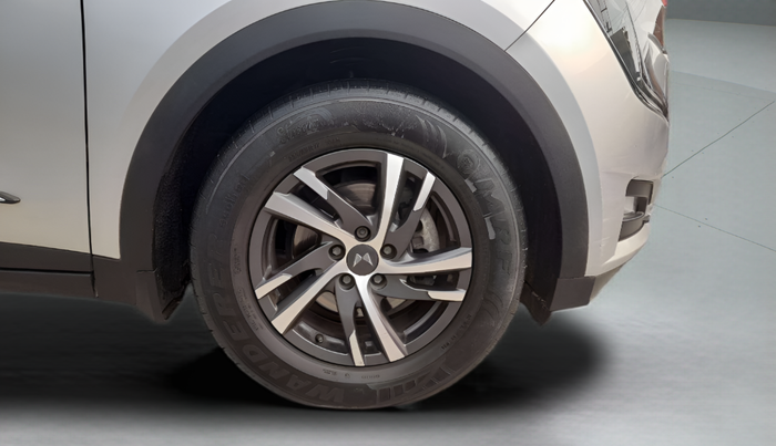 2022 Mahindra XUV700 AX 5 P MT 5 STR, Petrol, Manual, 47,612 km, Right Front Wheel