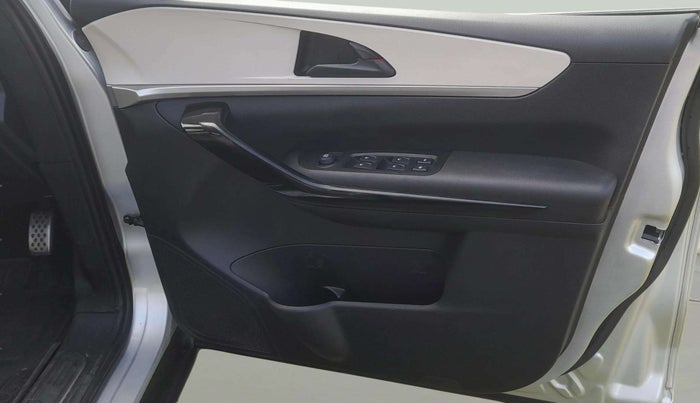 2022 Mahindra XUV700 AX 5 P MT 5 STR, Petrol, Manual, 47,602 km, Driver Side Door Panels Control