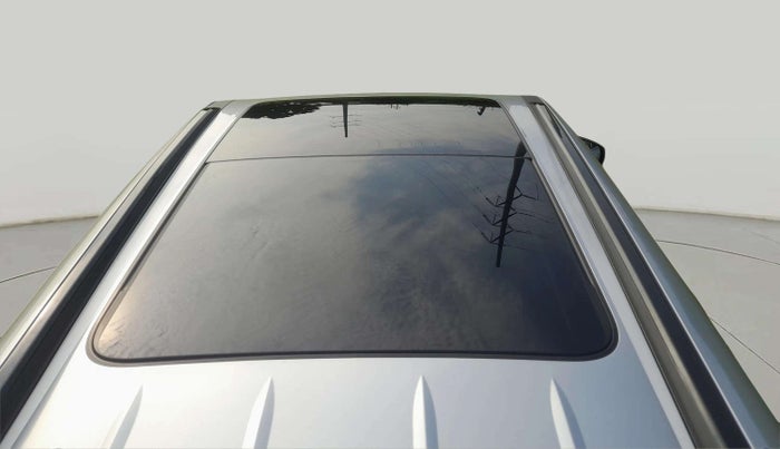 2022 Mahindra XUV700 AX 5 P MT 5 STR, Petrol, Manual, 47,602 km, Roof