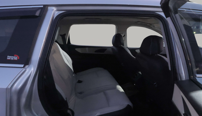 2022 Mahindra XUV700 AX 5 P MT 5 STR, Petrol, Manual, 47,612 km, Right Side Rear Door Cabin