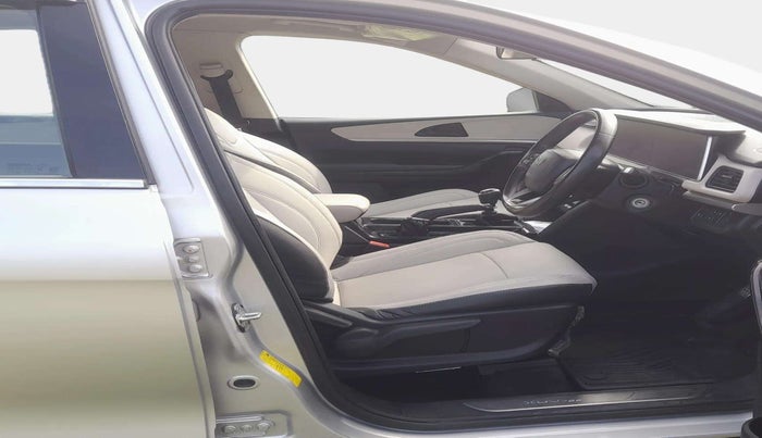 2022 Mahindra XUV700 AX 5 P MT 5 STR, Petrol, Manual, 47,602 km, Right Side Front Door Cabin