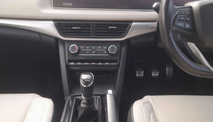 2022 Mahindra XUV700 AX 5 P MT 5 STR, Petrol, Manual, 47,602 km, Air Conditioner