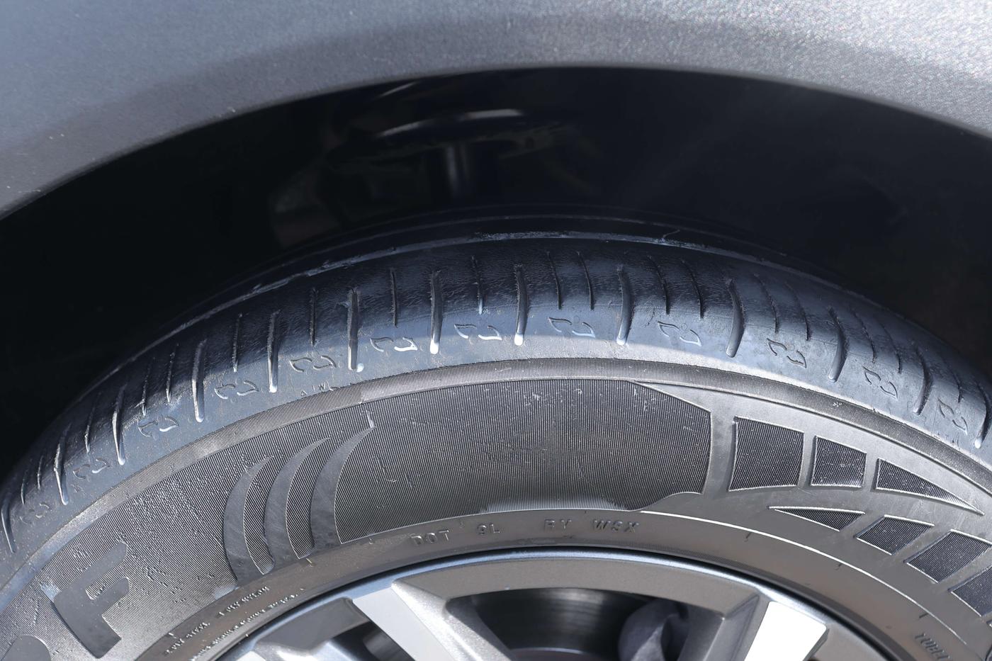 2022 Mahindra XUV700 AX 5 P MT 5 STR, Petrol, Manual, 47,612 km, Right Rear Tyre Tread