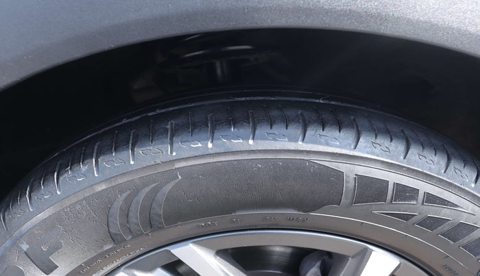 2022 Mahindra XUV700 AX 5 P MT 5 STR, Petrol, Manual, 47,612 km, Right Rear Tyre Tread
