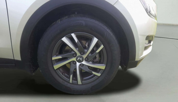 2022 Mahindra XUV700 AX 5 P MT 5 STR, Petrol, Manual, 47,602 km, Right Front Wheel