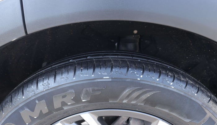 2022 Mahindra XUV700 AX 5 P MT 5 STR, Petrol, Manual, 47,612 km, Left Front Tyre Tread