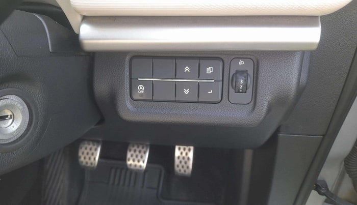 2022 Mahindra XUV700 AX 5 P MT 5 STR, Petrol, Manual, 47,602 km, Adaptive Cruise Control