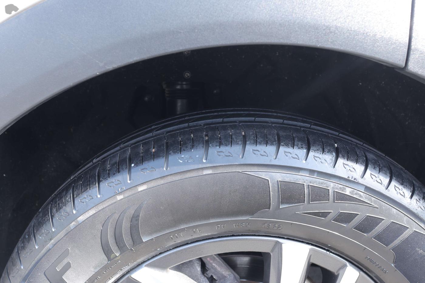2022 Mahindra XUV700 AX 5 P MT 5 STR, Petrol, Manual, 47,612 km, Right Front Tyre Tread