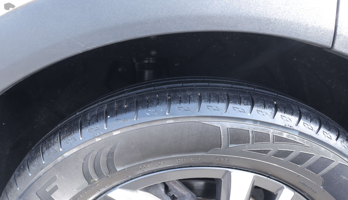 2022 Mahindra XUV700 AX 5 P MT 5 STR, Petrol, Manual, 47,612 km, Right Front Tyre Tread