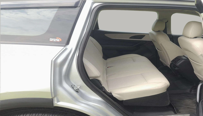 2022 Mahindra XUV700 AX 5 D MT 5 STR, Diesel, Manual, 67,287 km, Right Side Rear Door Cabin