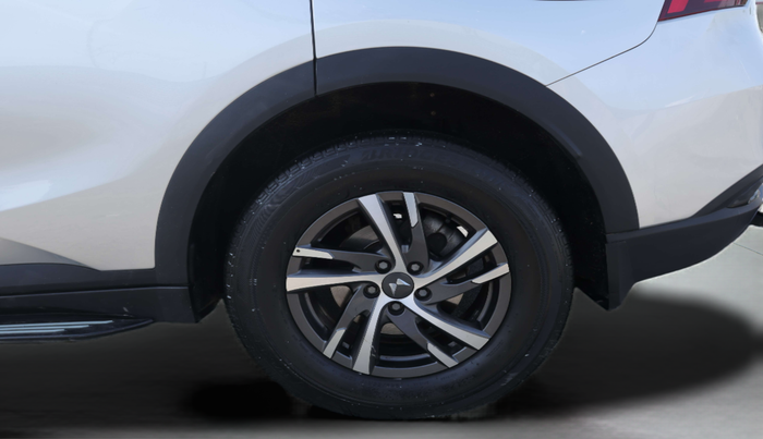 2022 Mahindra XUV700 AX 5 D MT 5 STR, Diesel, Manual, 67,287 km, Left Rear Wheel