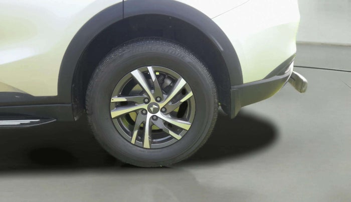 2022 Mahindra XUV700 AX 5 D MT 5 STR, Diesel, Manual, 67,287 km, Left Rear Wheel