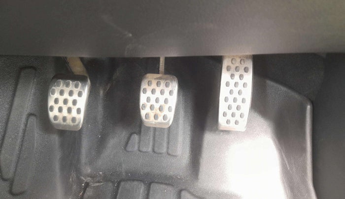 2022 Mahindra XUV700 AX 5 D MT 5 STR, Diesel, Manual, 67,287 km, Pedals