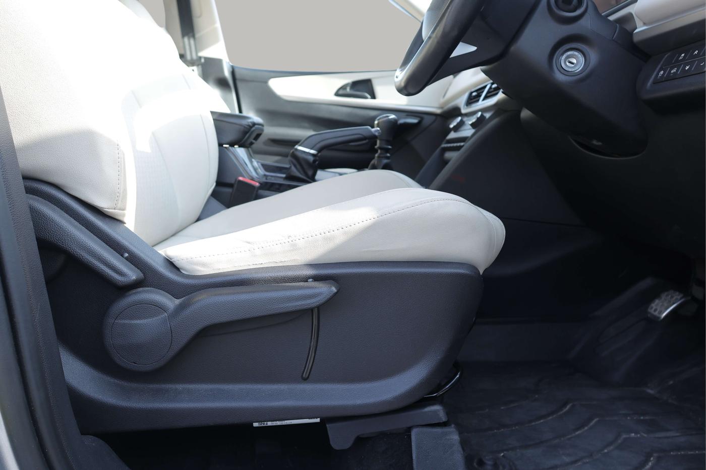 2022 Mahindra XUV700 AX 5 D MT 5 STR, Diesel, Manual, 67,287 km, Driver Side Adjustment Panel