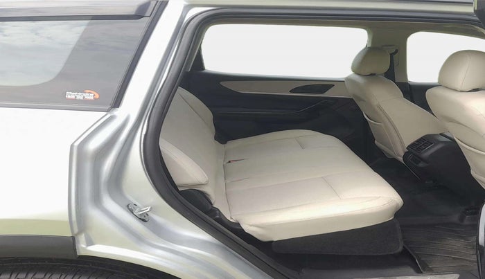 2022 Mahindra XUV700 AX 5 D MT 5 STR, Diesel, Manual, 67,287 km, Right Side Rear Door Cabin