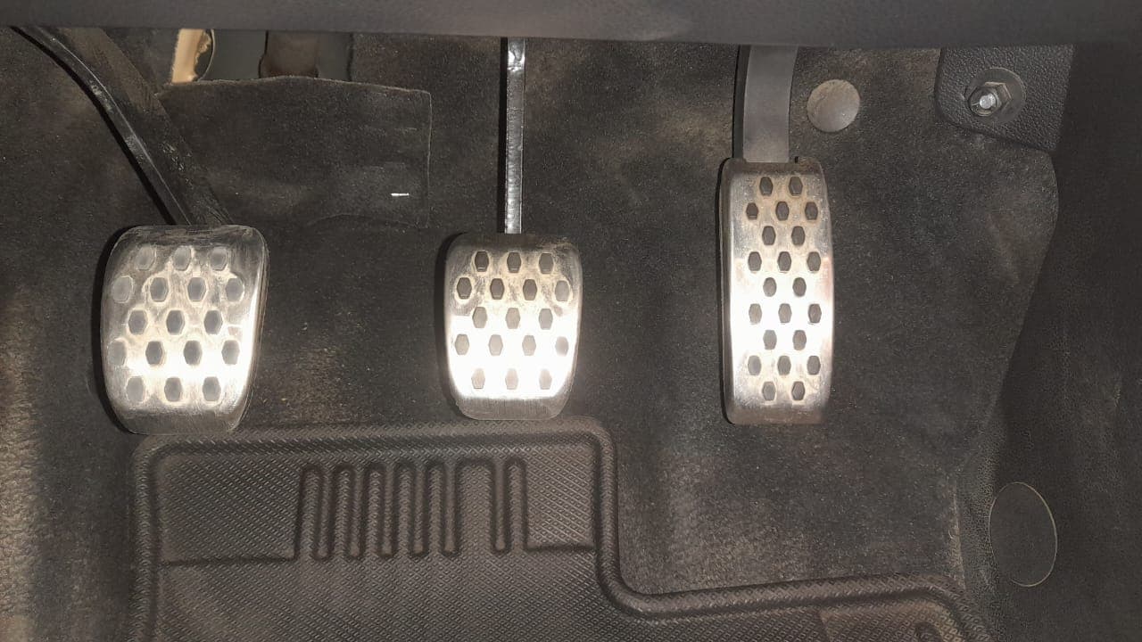 2022 Mahindra XUV700 AX 5 D MT 5 STR, Diesel, Manual, 67,287 km, Pedals